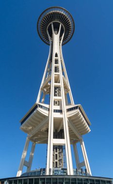 Seattle, WA - ABD - 24 Eylül 2021: Seattle, Washington 'da bir gözlem kulesi olan Space Needle' ın dikey görüntüsü. Şehrin bir simgesi, 1962 'deki Seattle Dünya Fuarı için inşa edildi..