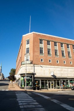 Bangor, ME - ABD - 12 Ekim 2021: Bangor şehir merkezinde merkezi olan ve Hammond, Central ve Franklin sokaklarına bakan devasa ikonik Bangor Binası 'nın dikey görünümü 1948 yılında inşa edildi..