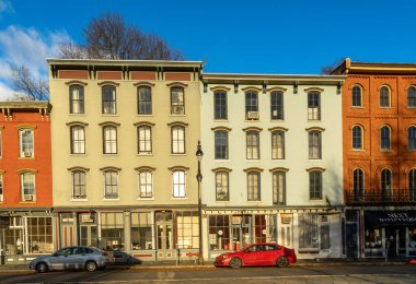 Kingston, New York - ABD - 27 Kasım 2021: Kingston, New York 'un tarihi Rondout ilçesindeki West Strand Caddesi' nin dükkan ve kafelerinin yatay gün doğumu manzarası