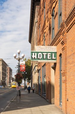 Seattle, WA - ABD - 23 Eylül 2021: Cadillac Hotel 'in dikey görüntüsü