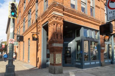 Seattle, WA - ABD - 23 Eylül 2021 Klondike Altına Hücum Ulusal Tarih Parkının Yatay Manzarası. Pioneer Meydanı 'nda, Seattle' ın 1890 'lardaki Klondike altın akınını kapsayan bir müze..
