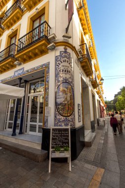 Seville, İspanya - 9 Eylül 2013: Tarihi Freiduria Puerta de la Carne 'nin dikey görüntüsü, azulejos sanat eserleriyle ünlü güzel dekore edilmiş bir kafe..
