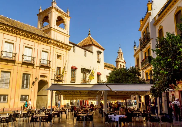 Seville, İspanya - 9 Eylül 2013 Sevilles Santa Cruz Mahallesi 'nde, Sevilles Santa Cruz Mahallesi' ne bağlı 27 geleneksel Sevillan evinden oluşan Hotel Las Casas de la Juderas Manzarası bulunmaktadır..