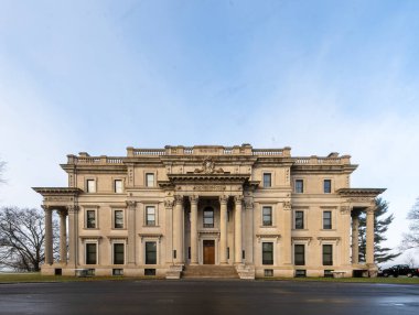 Hyde Park, NY - ABD - 28 Aralık 2021: Vanderbilt Malikanesi Ulusal Tarih Sitesi 'nin yakın görüntüsü. 54 odalı Vanderbilt malikânesi McKim, Mead White tarafından tasarlandı..