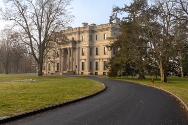 Hyde Park, NY - ABD - 28 Aralık 2021: Vanderbilt Mansion Ulusal Tarih Sitesi 'nin dörtte üçü. 54 odalı Vanderbilt malikânesi McKim, Mead White tarafından tasarlandı.