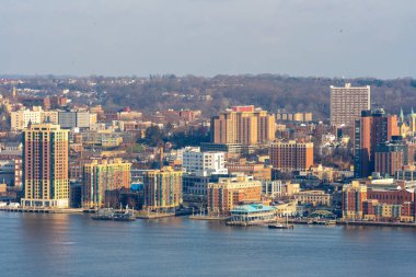 Yonkers, New York / ABD - 24 Aralık 2021: Yonker 'ın tarihi sahil manzarası, restoranlar, dükkanlar ve konut binalarından oluşmaktadır..