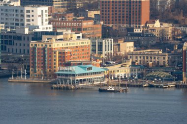 Yonkers, New York / ABD - 24 Aralık 2021: Yonker 'ın tarihi deniz manzarası, restoranlar, dükkanlar ve konut binalarından oluşmaktadır..