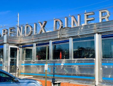 Hasbrouck Heights, NJ - ABD - 22 Ocak 2022 Bendix Diner 'ın yakın plan manzarası, karşı koltuklu tarihi eski moda bir Amerikan lokantası..