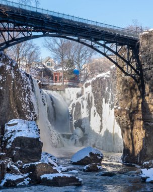 Paterson, NJ - ABD - 30 Ocak 2022 Kış boyunca Paterson Great Falls Ulusal Tarih Parkı 'nda kısmen donmuş düşüşün dikey yakın görüntüsü.