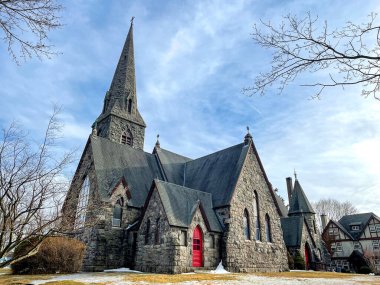 Cold Spring, NY - ABD - 12 Şubat 2022 Tarihsel St. Mary-in-the-Highlands Piskoposluk Kilisesi, 1867 'de George Edward Harney tarafından Viktorya dönemi Gotik tarzında inşa edilmiştir..