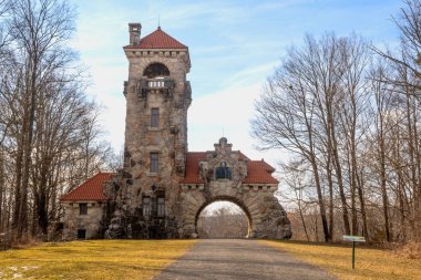 New Paltz, New York - ABD - 15 Aralık 2022: Tarihi Mohonk Tanıklık Kapısı manzarası. Taş kapı evi 1908 'de inşa edildi ve tarihi dağ tatil köyünün girişi oldu..