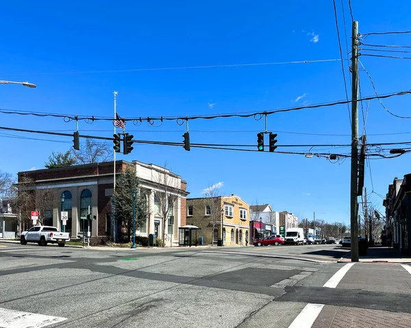Pearl River, New York - ABD - Mar. 21, 2022: Pearl River 'ın alışveriş bölgesindeki Main Caddesi ve Central Avenue kavşağının görüntüsü,