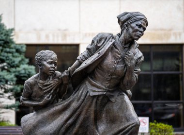 White Plains, New York - ABD - 3 Nisan 2022 Wesley Wofford 'un 3 metrelik bronz heykeli Harriet Tubman The Journey to Freedom. Tubman 'ı resmetmek, genç köle bir kızı özgürlüğe götürüyor..