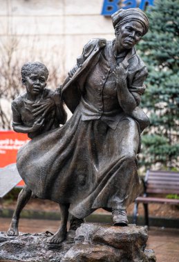 White Plains, New York - ABD - 3 Nisan 2022 Wesley Wofford 'un 3 metre uzunluğundaki bronz heykeli Harriet Tubman The Journey to Freedom. Tubman 'ı resmetmek, genç köle bir kızı özgürlüğe götürüyor..
