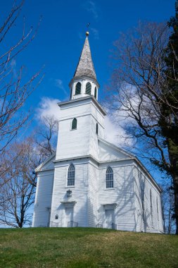 Warwick, NY - ABD - 2 Nisan 2022 Tarihi Eski Okul Baptist Toplantı Evi 'nin Dikey Manzarası Warwick Köyü' nde.