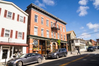 Warwick, New York-ABD - 2 Nisan 2022: Dünün üç çeyreği ve Warwick 'te ana caddede bulunan Cafe e Dolci.