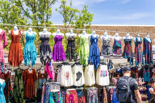 Suffern, NY - ABD - 1 Mayıs 2022: Suffern şehir merkezindeki alışveriş bölgesinde düzenlenen yıllık Acı Bahar Fuarı 'nın sokak satıcılarının, müzik ve yemeklerini beğenen insanların manzarası.