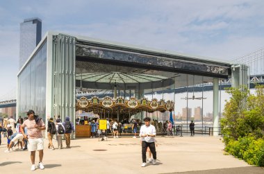 Brooklyn, New York - ABD - 20 Mayıs 2022 'de Brooklyn' deki East River 'daki Brooklyn Köprüsü Parkı' nda oyulmuş, ahşap, 48 beygirlik bir atlıkarınca manzarası.