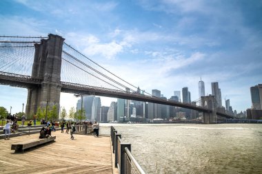 Brooklyn, NY - ABD - 20 Mayıs 2022 Brooklyn Köprüsü New York 'taki Brooklyn Nehri' nin Brooklyn tarafından görülüyor. Uzaktaki Manhattan silueti.