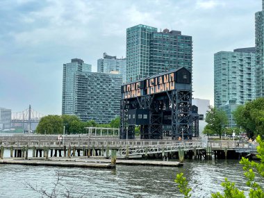 Queens, NY - ABD - 20 Mayıs 2022 New York 'ta Long Island City' nin Hunters Point bölgesindeki East River 'ın eski bir tersanesi olan Gantry Plaza State Park' ın manzarası.