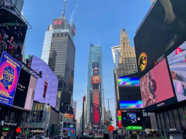 New York, New York - ABD - 20 Mayıs 2022 Ünlü Times Meydanı Sabah manzarası ikonik reklam panoları, neon ışıkları ve dijital ekranları