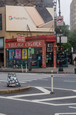 New York, New York - ABD - 20 Mayıs 2022 Köy Puroları, Greenwich Village 'ın ikonik bir sembolü. 7. Cadde, Christopher Caddesi ve 4. Cadde 'deki küçük üçgen şekilli bir yerde bir tütün dükkanı..