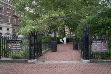 New York, New York - ABD - 20 Mayıs 2020 Stonewall National Monument, New York 'un tarihi Greenwich Village' ın bir parçası. Stonewall ayaklanmalarının gerçekleştiği yer..