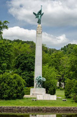 Montclair, NJ - ABD - 29 Mayıs 2022 Edgemont Memorial Park 'taki tarihi Obelisk anısına yakın plan. Üzerinde Kanatlı Zafer 'in bronz heykelleri olan uzun bir dikilitaş ve altta Billy Boys..