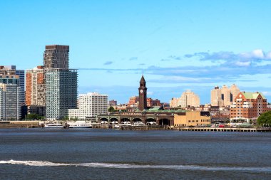 Hoboken, NJ - ABD - 18 Haziran 2022 Hoboken Terminalinin tarihi manzarası, NY Waterway 'in işlettiği feribotlar ve Hoboken' in limanının ufuk çizgisi.