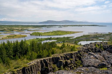 Keflavik, İzlanda - 1 Temmuz 2022 Keflavik Uluslararası Havalimanı Gümüş Sabler, İzlandalı postmodern ressam Erro tarafından elle boyanmış seramik karoların bir duvar resmi