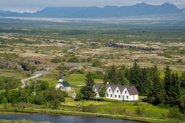 Keflavik, İzlanda - 1 Temmuz 2022 Keflavik Uluslararası Havalimanı Gümüş Sabler, İzlandalı postmodern ressam Erro tarafından elle boyanmış seramik karoların bir duvar resmi