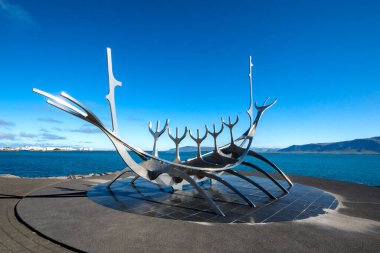 Reykjavk, İzlanda - 5 Temmuz 2022 Heykeltıraş lf Plsdttir 'in Müzisyen Manzarası. Danimarkalı çellocu Erling Blndal Bengtsson 'ın Harpa Konser Salonu' nun dışında bulunan heykeli..