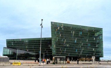 Reykjavk, İzlanda - 5 Temmuz 2022 Heykeltıraş lf Plsdttir 'in Müzisyen Manzarası. Danimarkalı çellocu Erling Blndal Bengtsson 'ın Harpa Konser Salonu' nun dışında bulunan heykeli..