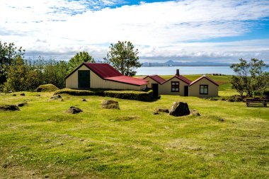 Reykjavk, İzlanda - 4 Temmuz 2022 Dikey Demirci manzarası, 1936 'da Kopenhag' da oluşturulan smundur, Snorrabraut yakınlarındaki Reykjavik 'te yer almaktadır. Örsüne yaslanmış bir demirci resmedilmiş..