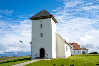 Reykjavk, İzlanda - 4 Temmuz 2022 Dikey Demirci manzarası, 1936 'da Kopenhag' da oluşturulan smundur, Snorrabraut yakınlarındaki Reykjavik 'te yer almaktadır. Örsüne yaslanmış bir demirci resmedilmiş..