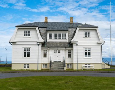 Reykjavk, İzlanda - 4 Temmuz 2022 Dikey Demirci manzarası, 1936 'da Kopenhag' da oluşturulan smundur, Snorrabraut yakınlarındaki Reykjavik 'te yer almaktadır. Örsüne yaslanmış bir demirci resmedilmiş..