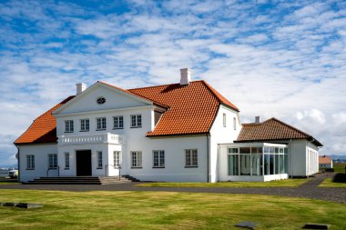 Reykjavk, İzlanda - 4 Temmuz 2022 Dikey Demirci manzarası, 1936 'da Kopenhag' da oluşturulan smundur, Snorrabraut yakınlarındaki Reykjavik 'te yer almaktadır. Örsüne yaslanmış bir demirci resmedilmiş..