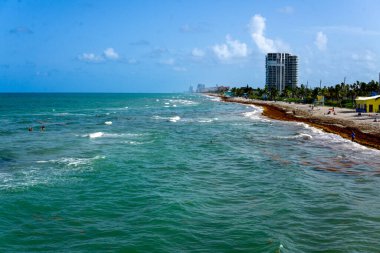 Dania Beach, FL - ABD 27 Temmuz 2022 Güney Florida Atlantik Okyanusu üzerindeki Dania Beach Ocean Park manzarası.