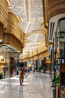 Hollywood, FL - ABD - 26 Temmuz 2022 Guitar Hotel 'deki Shoppes' in iç görüntüsü Seminole Hard Rock Otel ve Kumarhanesi 'ndeki lüks mağazaların bir koleksiyonu.