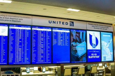 Newark, NJ - ABD - 25 Temmuz 2022 United Airlines 'ın Newark Liberty Uluslararası Havalimanı' ndaki United Airlines C terminalinden kalkan bir havaalanı kalkış panosunun iç manzarası.
