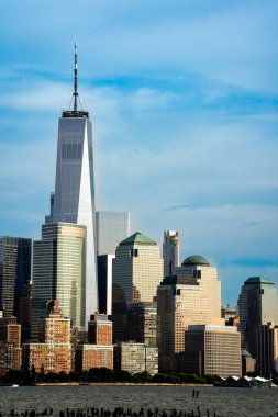 New York, New York - ABD - 3 Eylül 2022 New York City 'nin Manhattan şehir merkezindeki Finansal Bölgesi, Hudson Nehri' nden görülen Dünya Ticaret Merkezi de dahil olmak üzere.