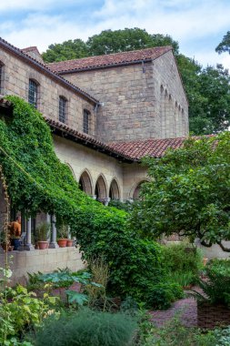 New York, New York - ABD - 4 Eylül 2022 Bonnefont Manastırı ve Bahçesi 'nin L biçimli atari salonu, Manastır' ın bir parçası, Avrupa Ortaçağ Sanat ve Mimarisi Müzesi.