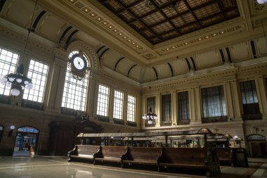 Hoboken, NJ - ABD - 3 Eylül 2022: Tarihi Hoboken Terminali 'nin iç manzarası. 1907 'de inşa edilmiş, demiryolu, hafif demiryolu, otobüs ve feribotları birbirine bağlayan büyük bir aktarma merkezidir.
