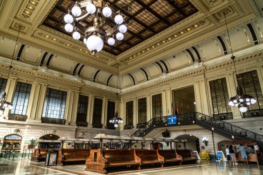 Hoboken, NJ - ABD - 3 Eylül 2022: Tarihi Hoboken Terminali 'nin iç manzarası. 1907 'de inşa edilmiş, demiryolu, hafif demiryolu, otobüs ve feribotları birbirine bağlayan büyük bir aktarma merkezidir.