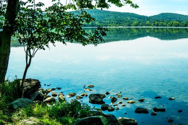 Valley Cottage, New York - ABD - New York 'un tarihi Rockland Lake State Park' ındaki huzurlu Rockland Lake manzarası.
