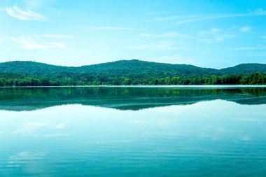Valley Cottage, New York - ABD - New York 'un tarihi Rockland Lake State Park' ındaki huzurlu Rockland Lake manzarası.