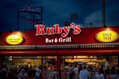 New York, New York - ABD - 3 Eylül 2022, Coney Island 'ın klasik bir sahil yolu olan Ruby' s Bar and Grill 'in neon tabelalarının yatay görüntüsü..