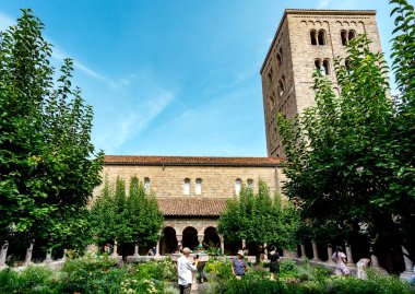 New York, New York - ABD - 4 Eylül 2022 Cuxa Manastırı 'nın bahçelerinin manzarası, Fort Tryon Park' ta bir Avrupa ortaçağ sanat ve mimari müzesi.