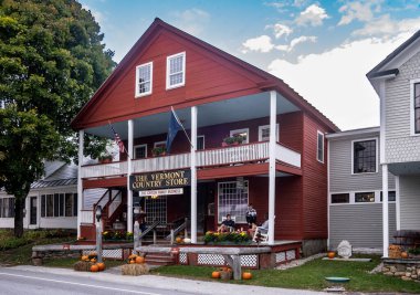 Weston, VT - ABD - 7 Ekim 2022 Tarihsel ailenin dışındaki turistlerin manzarası Weston 'ın antika köyündeki kırmızı ahşap Vermont Country Store' a aittir..