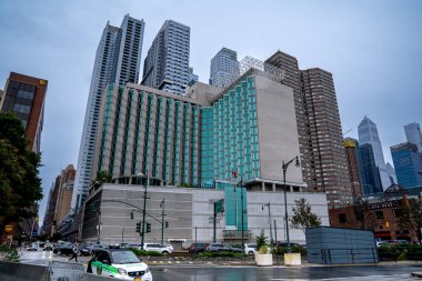 Weston, VT - ABD - 7 Ekim 2022 Mildred Grill 'deki antika bir soda çeşmesinin yakından görüntüsü büyük pirinç soda muslukları ve mermer üzerine monte edilmiş küçük çeşmeler sergilenmektedir.